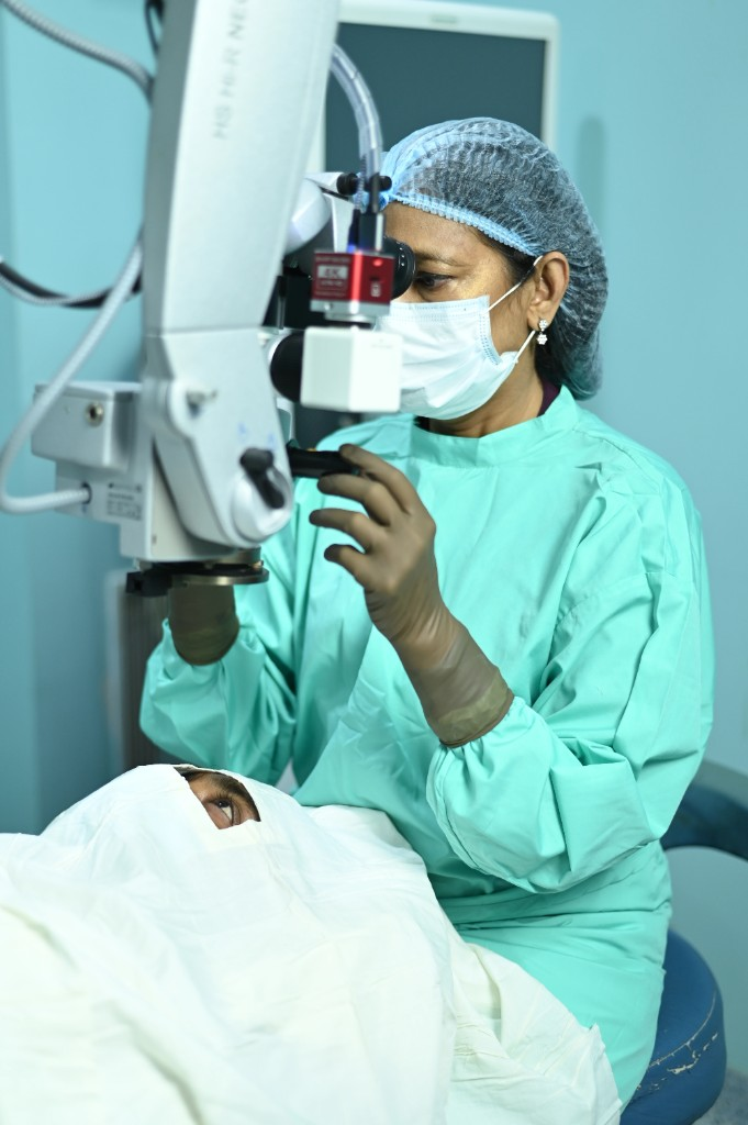 Expert eye surgeon at Neera Eye Centre performing a precise LASIK procedure